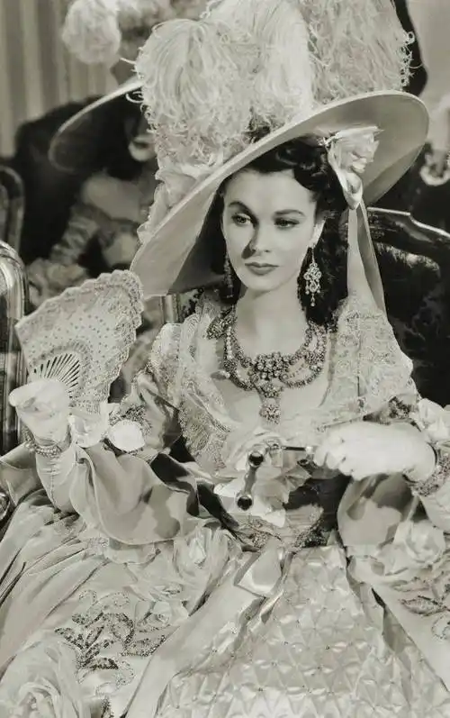 《汉密尔顿夫人》:费雯丽和影片服装设计都有一种无懈可击的美._裙子_