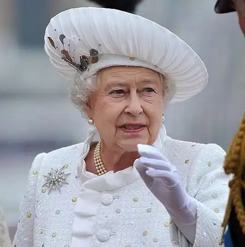 女王参加登基60周年庆典,一袭白衣惊艳亮相,羽毛帽子好夸张_伊丽莎白