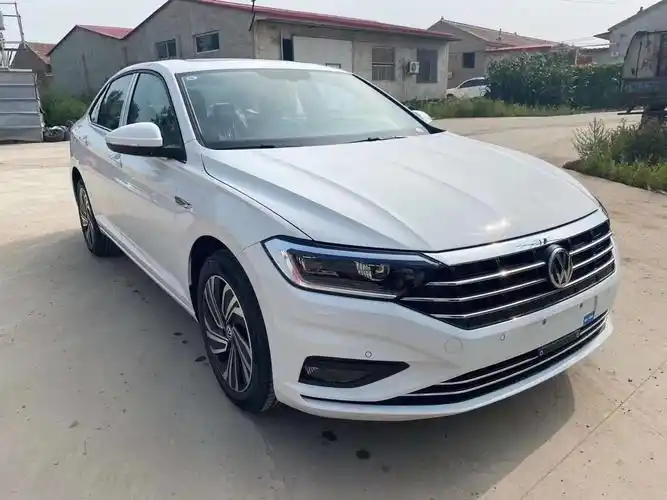 大众速腾白色是不是很中规中矩啊?识别度挺高的前脸!