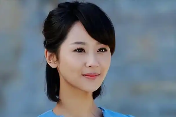 首先杨紫演艺生涯不可抹灭的创造辉煌的电视剧《家有儿女》系列当之无