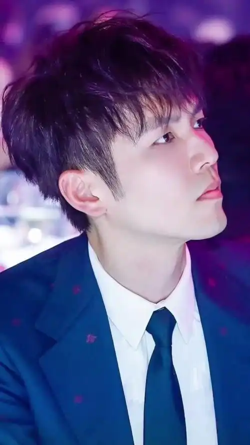 几张小哇的侧颜720度无死角的完美男神我一直在想你