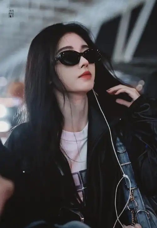 鞠婧祎机场造型