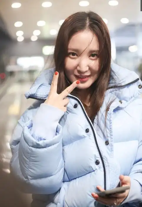 张萌素颜出行,对着记者镜头比心卖萌糗态百出满脸的肥肉