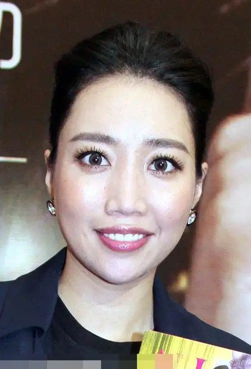 大饼脸女生扎盘头发造型图片 优雅大气的女生盘发打造