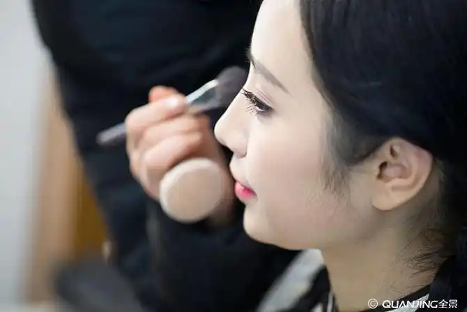 化妆师给女子化妆