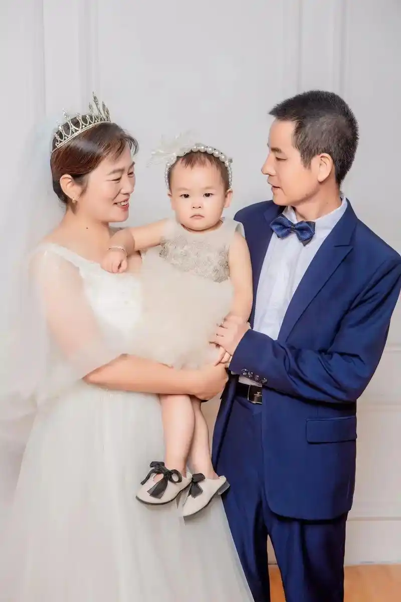 幸福美满的家庭!#只有照片能记录这份珍贵 #最美全家福  - 抖音