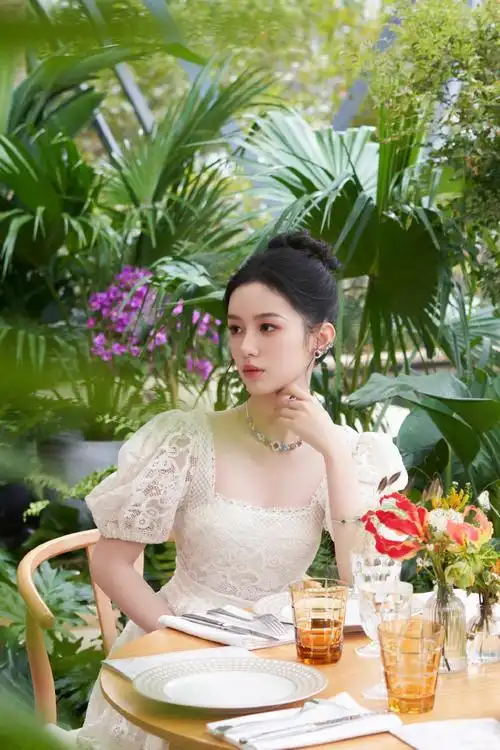 迪奥品牌大使周也#    以光为引,渐嗅芳气.@周也yeah