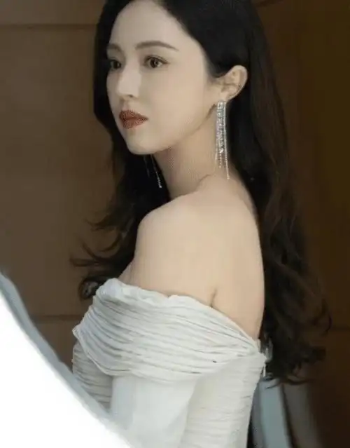 白嫩人妻董璇穿白色抹胸裙拍摄写真很迷人