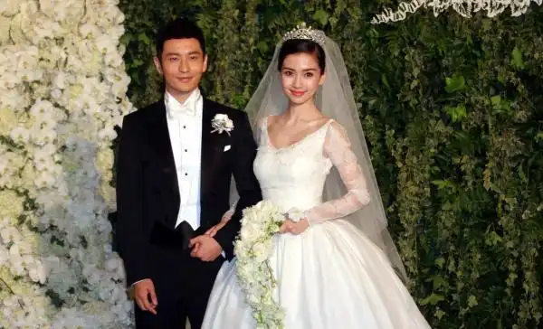 2015年,昆凌与周杰伦在英国举行婚礼,昆凌的婚纱由黎巴嫩设计师为其