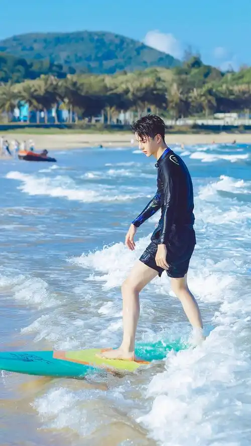 王一博海边冲浪帅气十足