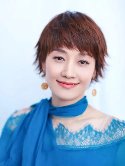 当前位置:>首页>图片大全>明星>马伊琍蓝色长裙优雅写真图片> ( 1 / 7