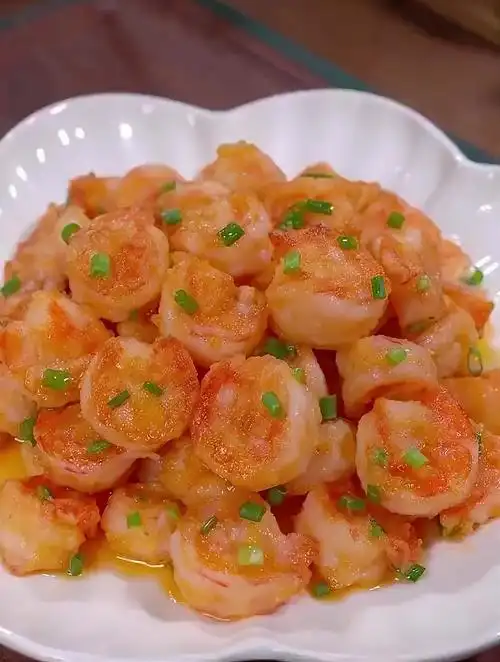 咸蛋黄焗虾仁,是我家两个小孩非常喜欢的一道菜-度小视