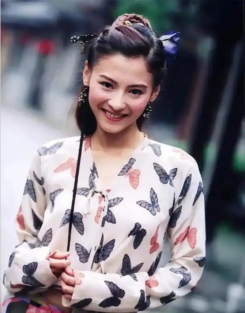 2002年《河东狮吼》中的张柏芝,22岁的张柏芝无可抵挡,凭借《喜剧之王