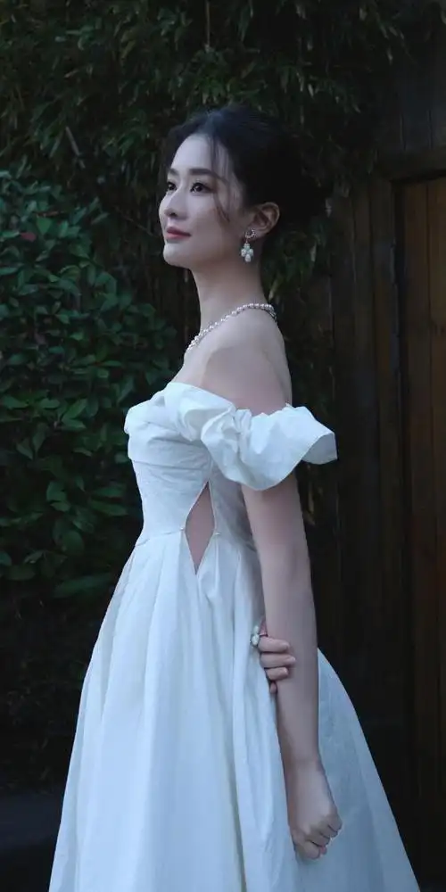 乔欣春日纸巾婚纱写真,一袭白色一字肩纱裙,是一眼沦陷的感觉