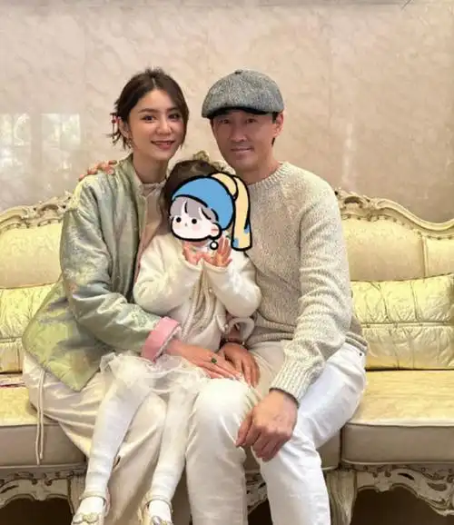 林峯全家福画面太温馨,女儿很可爱,张馨月打扮精致享受豪门生活|林峰