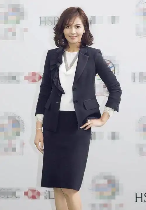 穿上制服套装的刘涛依旧显得十分优雅,白色的内搭在袖口出露出蕾丝