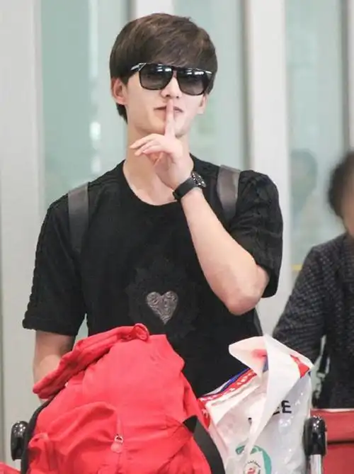 王俊凯时尚大片的拍摄花絮来了,这个手势很帅!