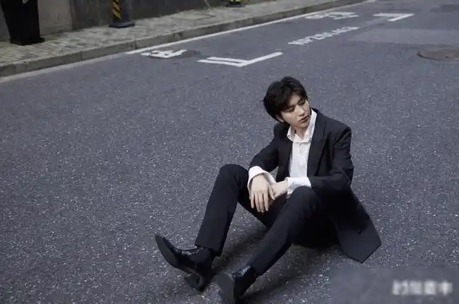 新一季跑男开录,蔡徐坤牛仔套装亮相,模糊路透难掩帅气颜值|西装|大