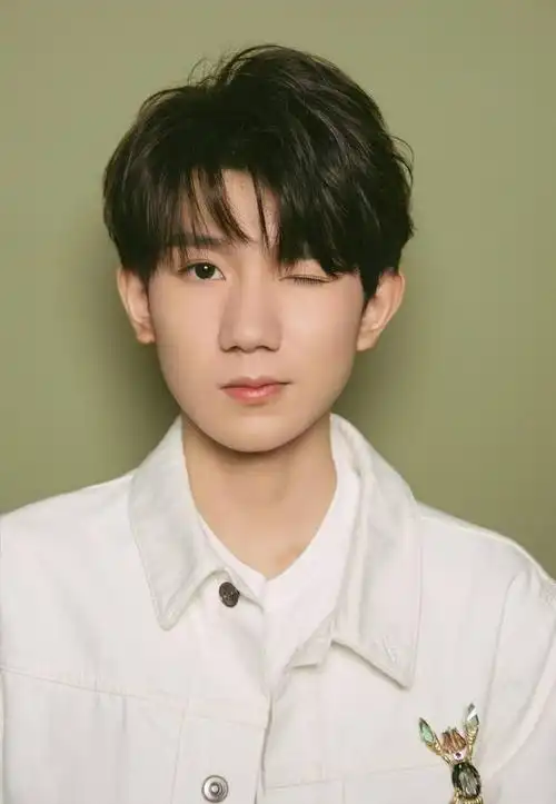 王源在这几年不知道是在干什么,只有翻唱的歌曲相对出圈,其他的综艺