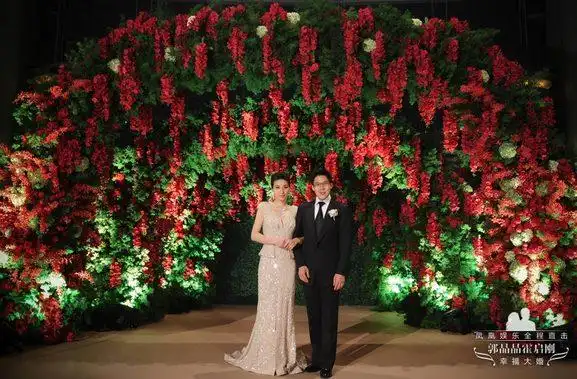 现场,郭晶晶霍启刚挽臂亮相.