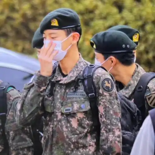 不过这一次的入伍可能对于朴灿烈的工作影响也是比较大的,韩国法定