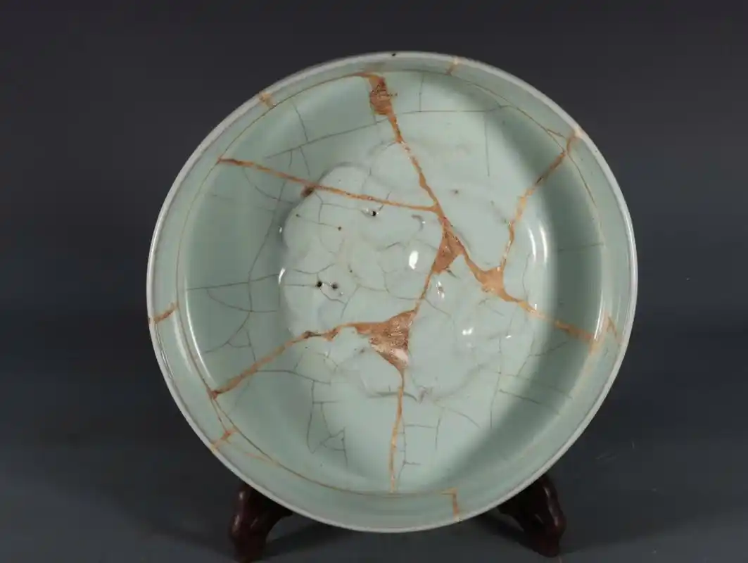 南宋官窑月白釉龙纹圆洗(修复品) 高5.2口径23.5底径23公分