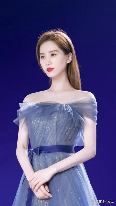 刘诗诗美貌影响力绝了,一袭蓝色长裙美若星河,脸更精致了