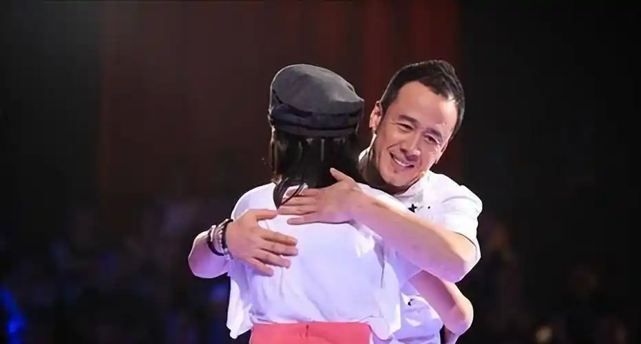 更可恶的是,期间他在参加《中国好声音》时,就已经和自己的学员丁丁