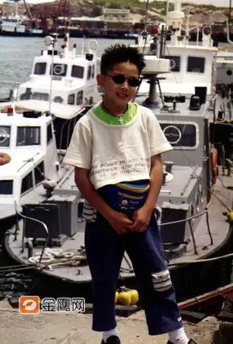 求李承铉小时候的照片