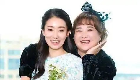 《你好,李焕英》张小斐与冯巩张小斐与冯巩不过后来张小斐在娱乐圈中