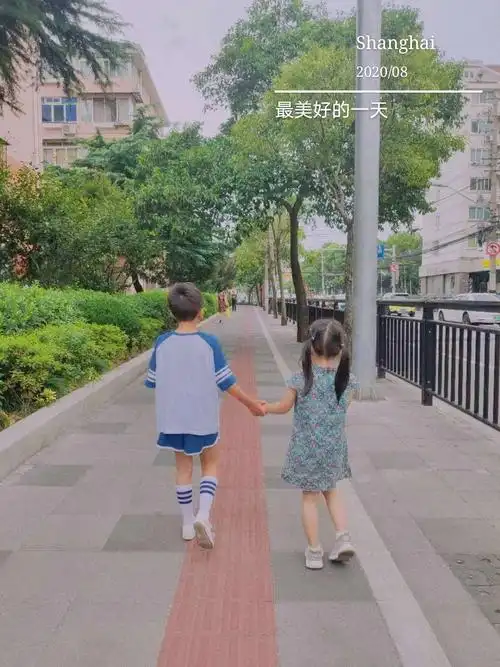 抓拍一张哥哥牵着妹妹的手,兄妹好多年没有见面了,有妹妹的哥哥好幸福