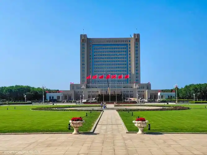 东营新世纪广场位于东营市东城胜利大街与府前街交汇处绿地内设自动