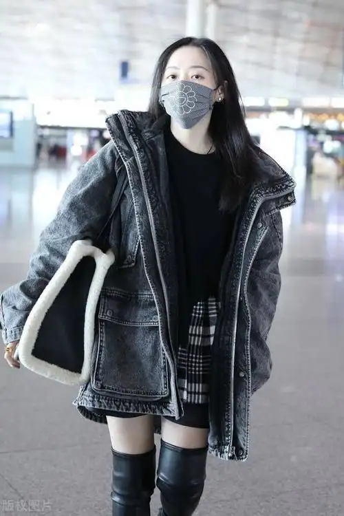 张靓颖穿牛仔外套现身机场搭配长筒靴身材超好