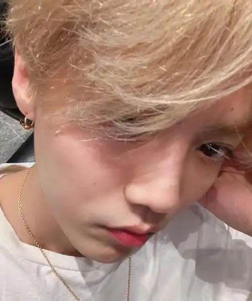 鹿晗纯素颜的自拍照,这才是29岁该有的样子!你们觉得呢?