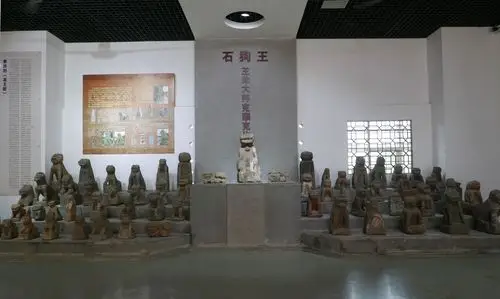 (图为雷州市博物馆石狗奇观展厅展出的形态各异的石狗 许建梅/摄)