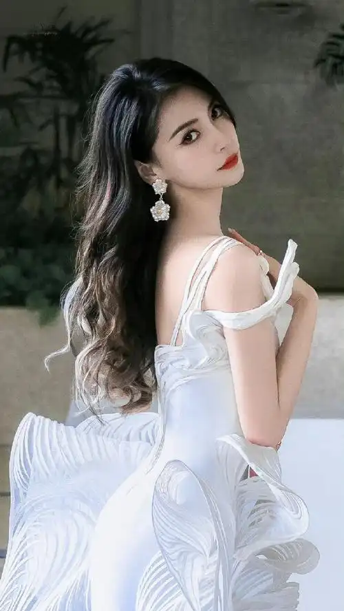 angelababy##杨颖#    "把玫瑰花瓣洒进海里吧,顺流而下一定是它最