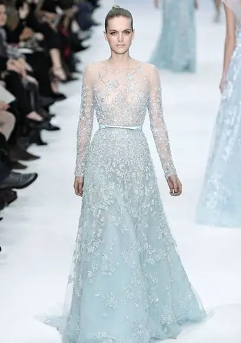 独享夏季冰爽蓝色透视婚纱的魅力