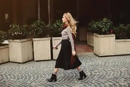 步行全身图片-步行全身素材-步行全身插画-摄图新视界