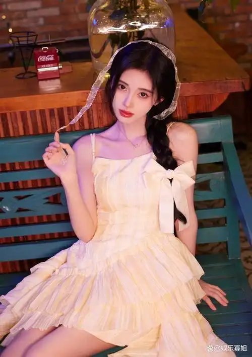 鞠婧祎出席品牌直播,状态好到爆,眼睛亮亮的,微笑甜甜的