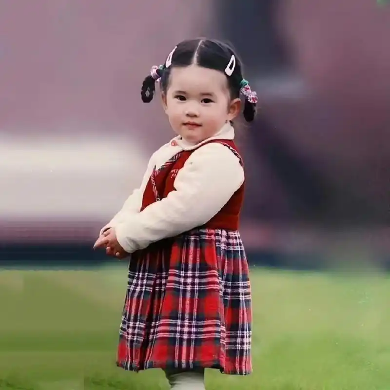 小时候的赵露思,没想到那么小就已经是个超酷女孩了,和现在没啥区别.