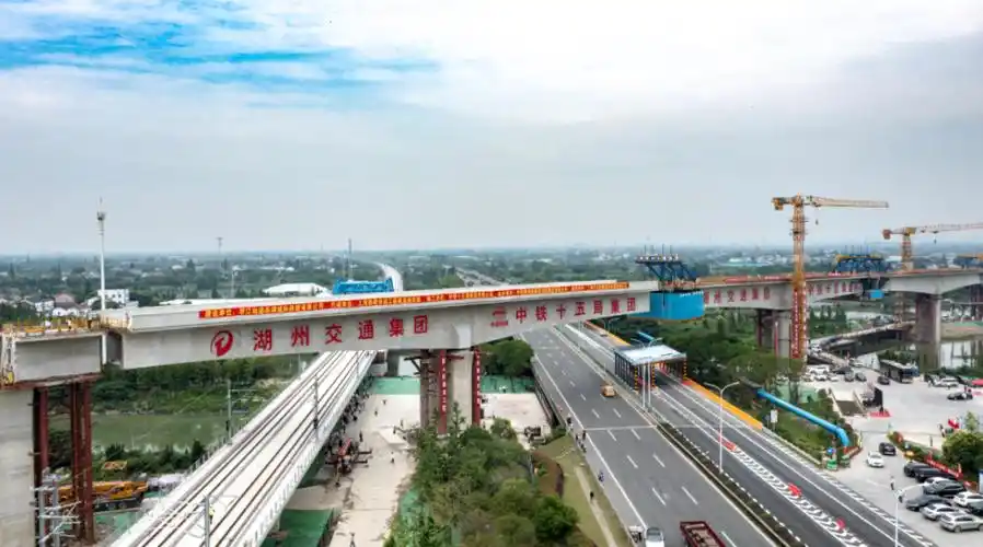 51°华丽转身!如通苏湖城际铁路跨沪苏湖特大桥顺利完成转体