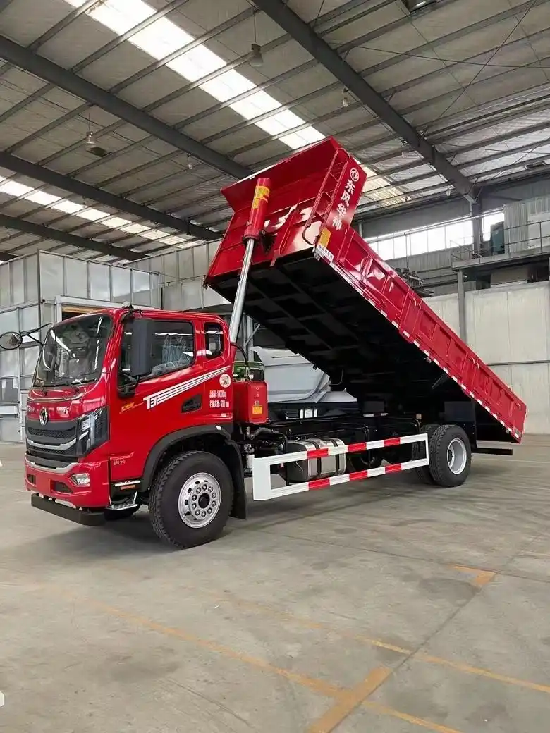 东风华神单桥平板自卸车从字面意思上理解就是带自卸功能的平板载货车