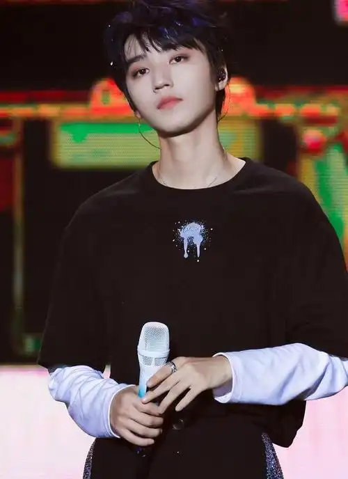 作为人气偶像组合tfboys的一员,王俊凯备受瞩目.