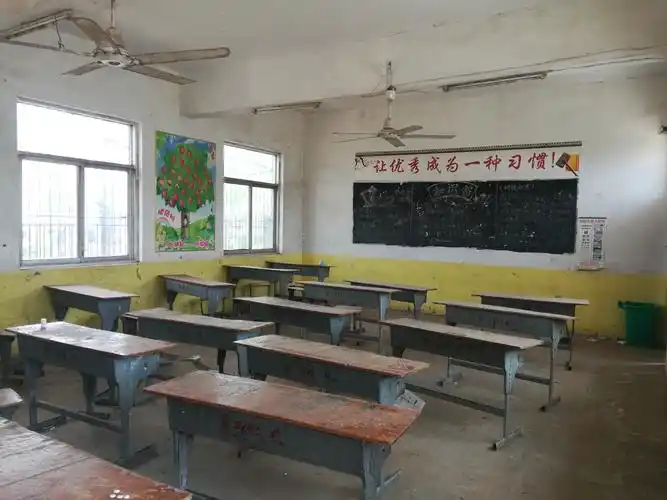 破旧不堪的教室内部