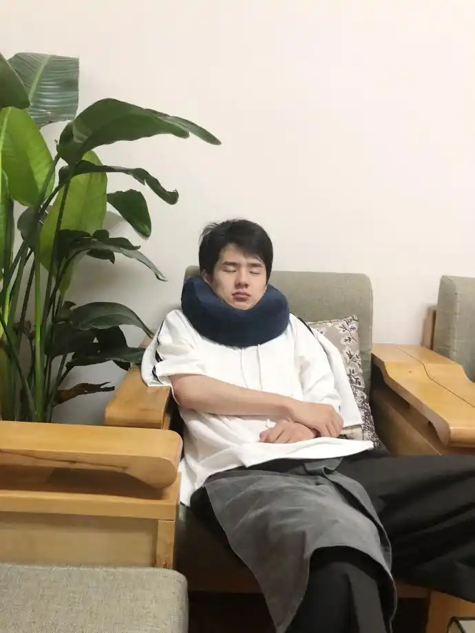组图:刘昊然拍摄间隙沙发小憩 戴u型枕睡出双下巴