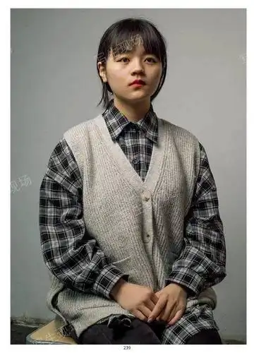 写生现场肖像照片在形体饱满程度和黑白灰层级关系上做了加强光影关系