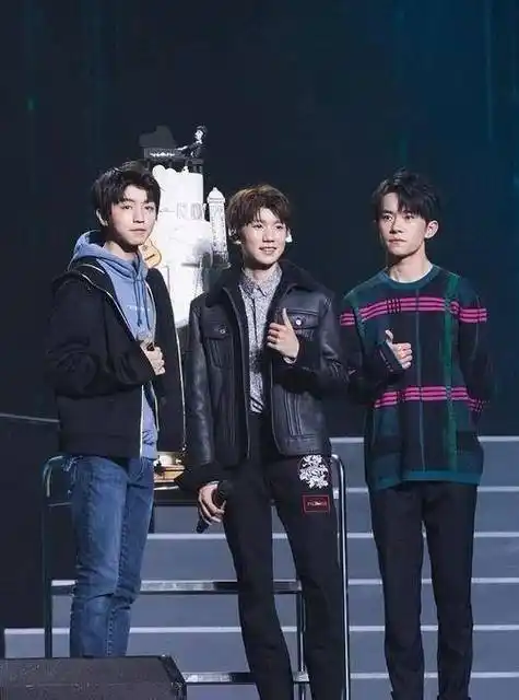 同游环球影城,情侣纹身曝光_郑小萌_郑晓_组合