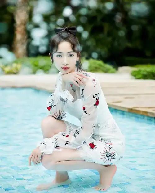 吴谨言光脚丫妆造精选