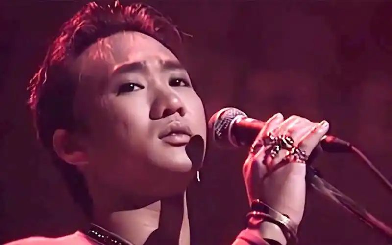 这是黄家驹最牛的一场演唱会,堪称巅峰之作,全程高能输出