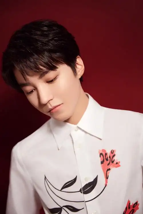 王俊凯穿着dior红色飞行员夹克,内搭marni印花白衬衫